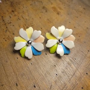 Vintage 60s Coventry clip on daisy earrings